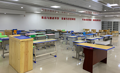 江西課桌椅廠家學生課桌椅面板的規范挑選辦法